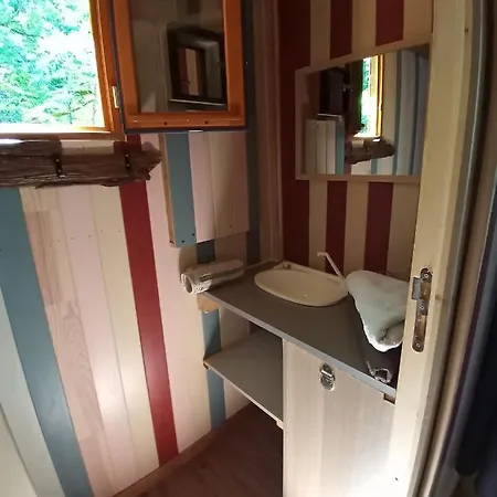Cabanes Dans Les Arbres Du Saint-Etienne-Cantales
